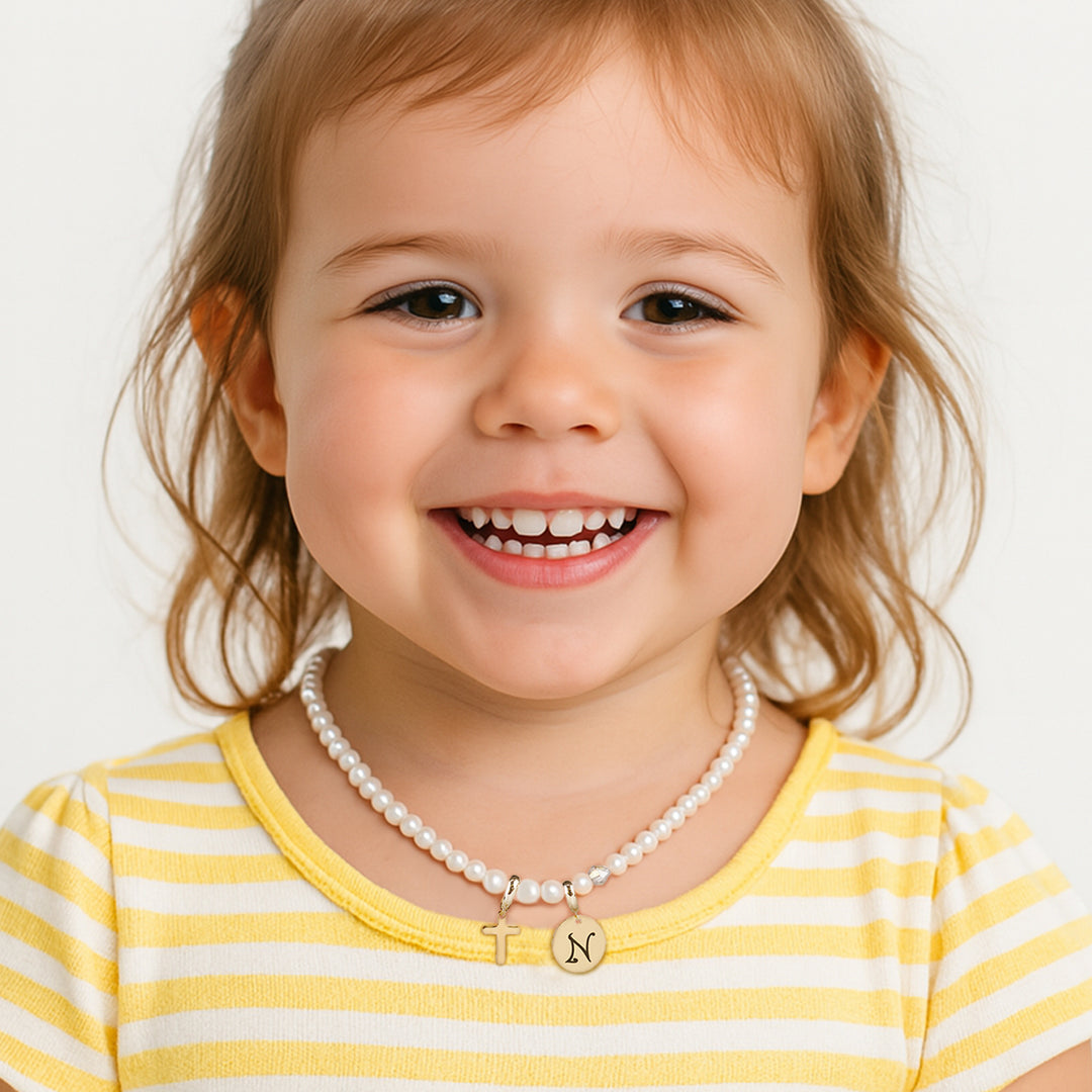 Collier personnalisé pour fille avec croix et perles et initiale