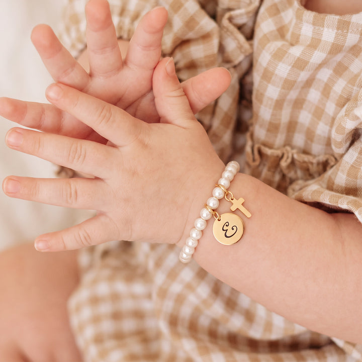 Personalisiertes Kinderkreuz- und Perlenarmband mit Initialen 