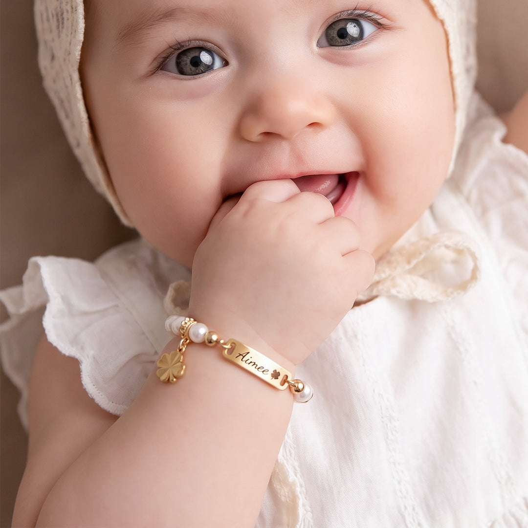 Vierblättriges Kleeblatt Personalisiertes Perlenarmband mit Babynamen und Geburtsstein 