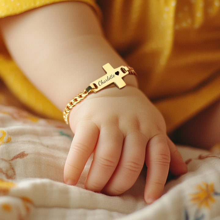 Bracelet croix personnalisé avec nom pour enfant