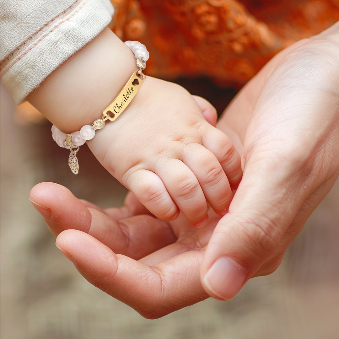 Personalisiertes Perlenarmband mit Babynamen und Geburtsblume