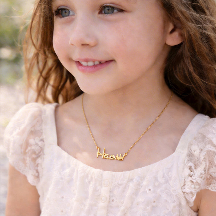 Collier avec prénom de bébé en forme de couronne