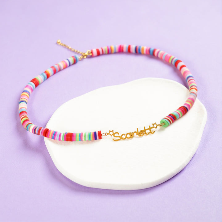 Collier en argile colorée pour enfants avec nom personnalisé