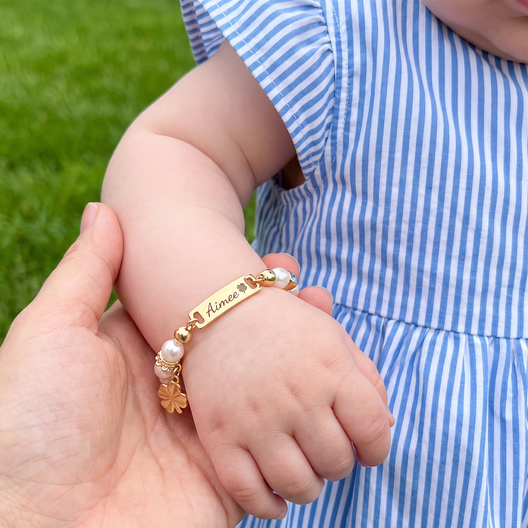 Vierblättriges Kleeblatt Personalisiertes Perlenarmband mit Babynamen und Geburtsstein 