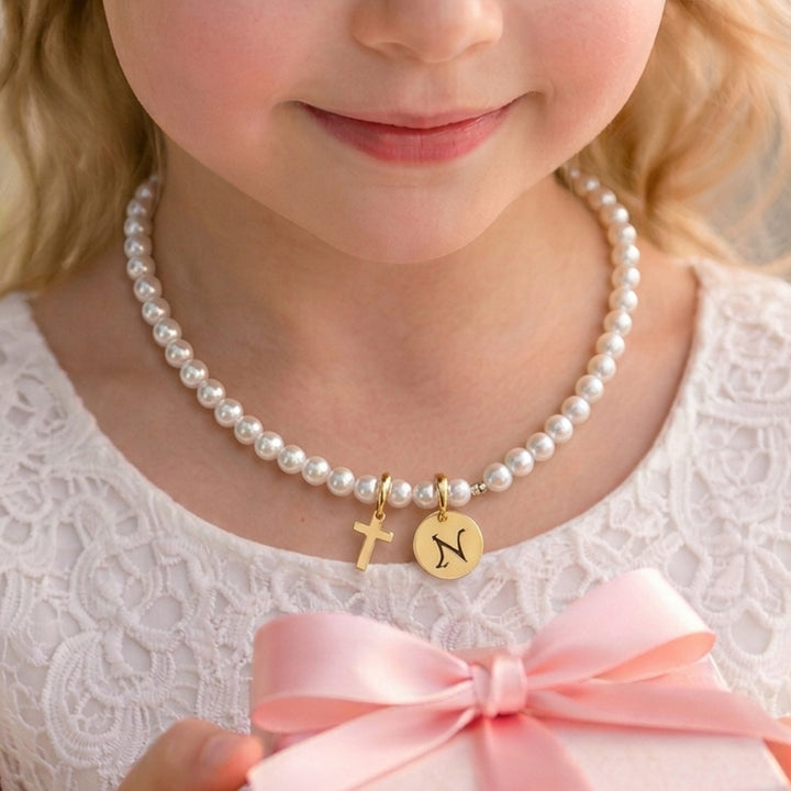 Bracelet personnalisé pour enfant avec croix et perles et initiale 