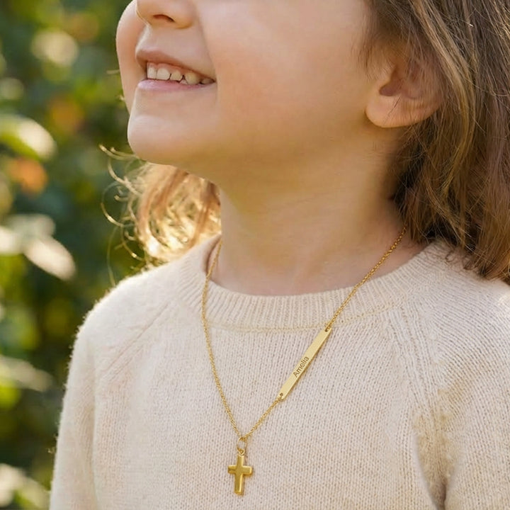 Personalisierte Namenskette für Kinder mit einem kleinen Kreuz