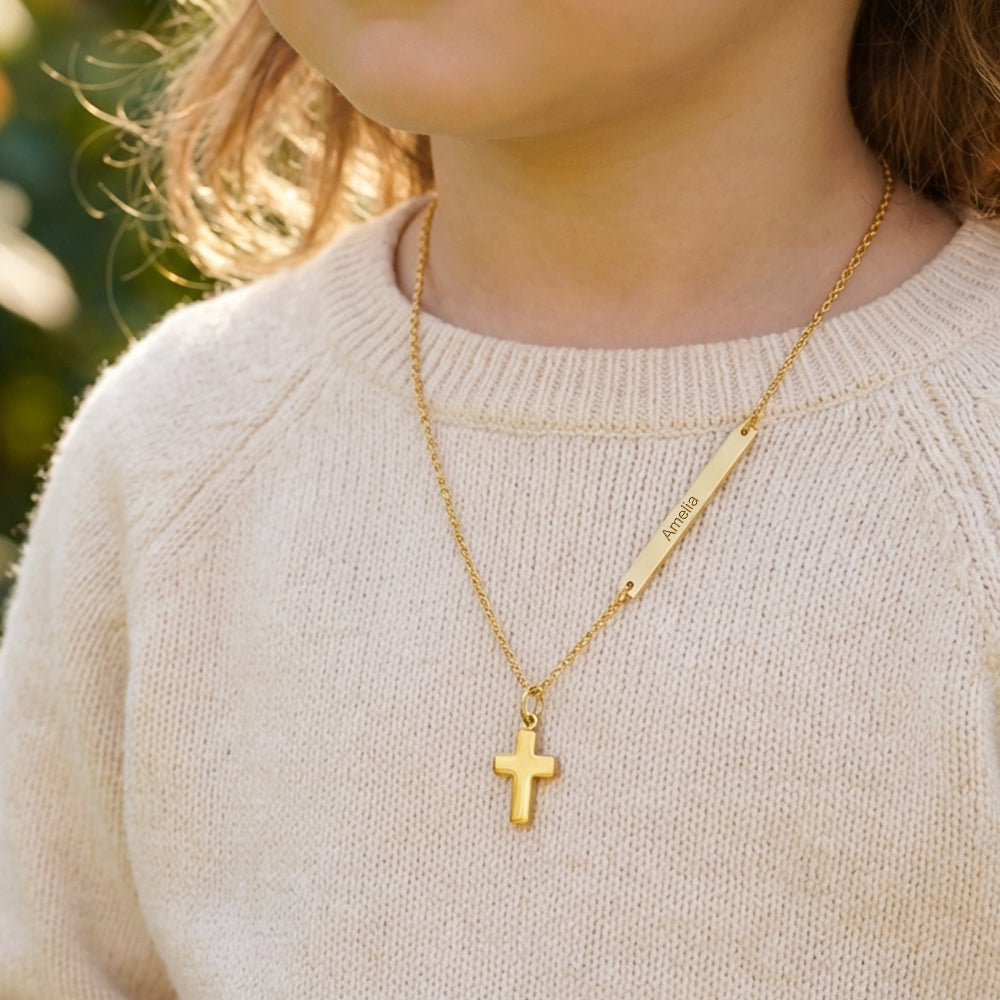Personalisierte Namenskette für Kinder mit einem kleinen Kreuz