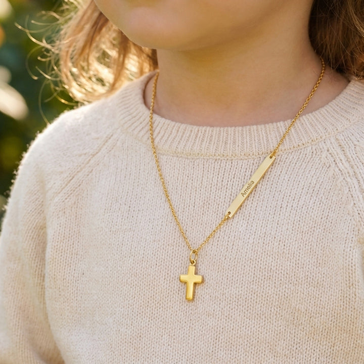 Personalisierte Namenskette für Kinder mit einem kleinen Kreuz