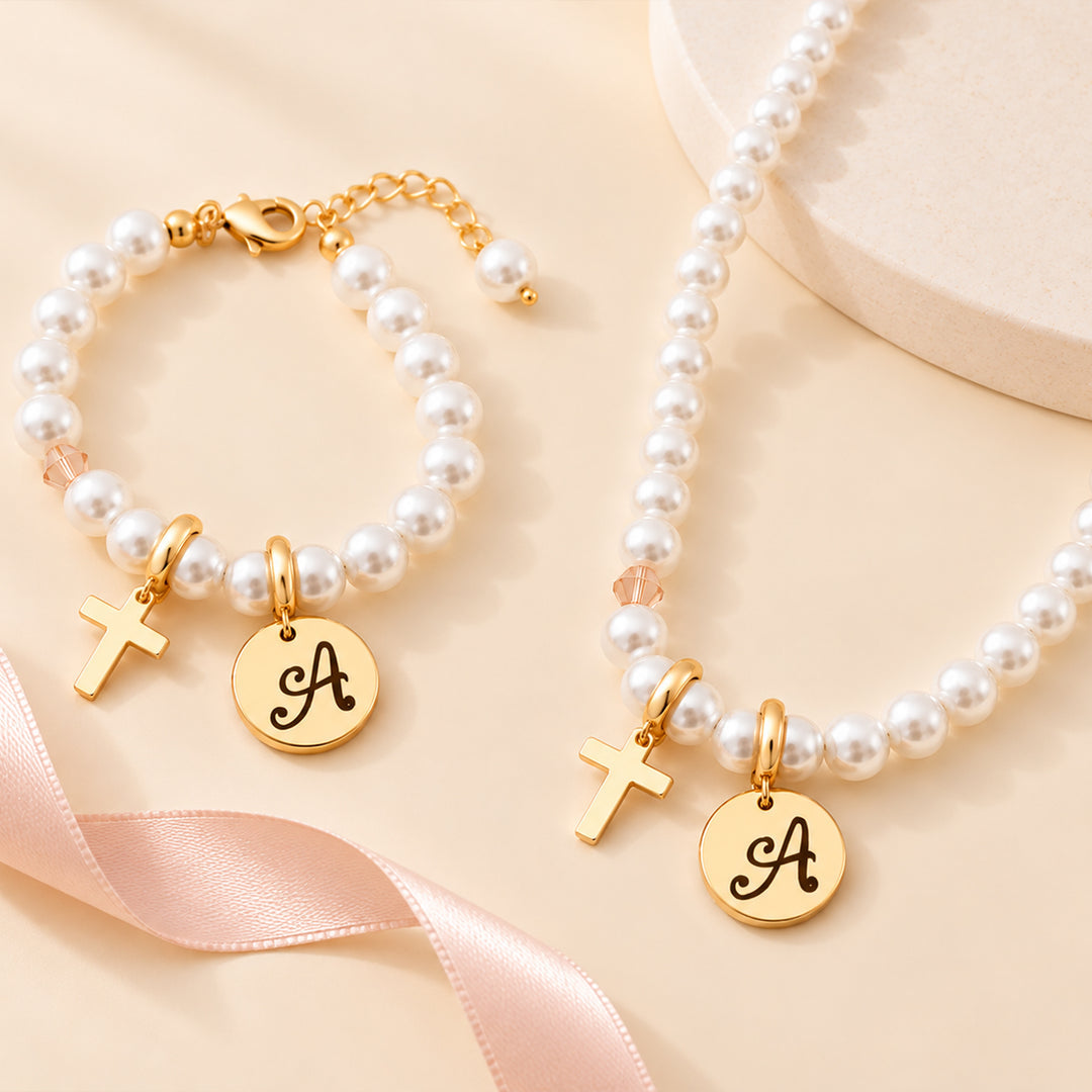 Bracelet personnalisé pour enfant avec croix et perles et initiale 