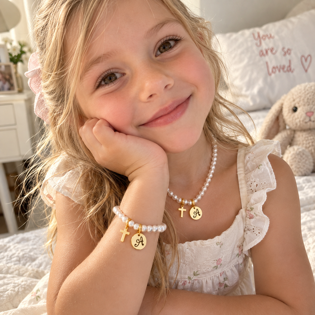 Personalisiertes Kinderkreuz- und Perlenarmband mit Initialen 