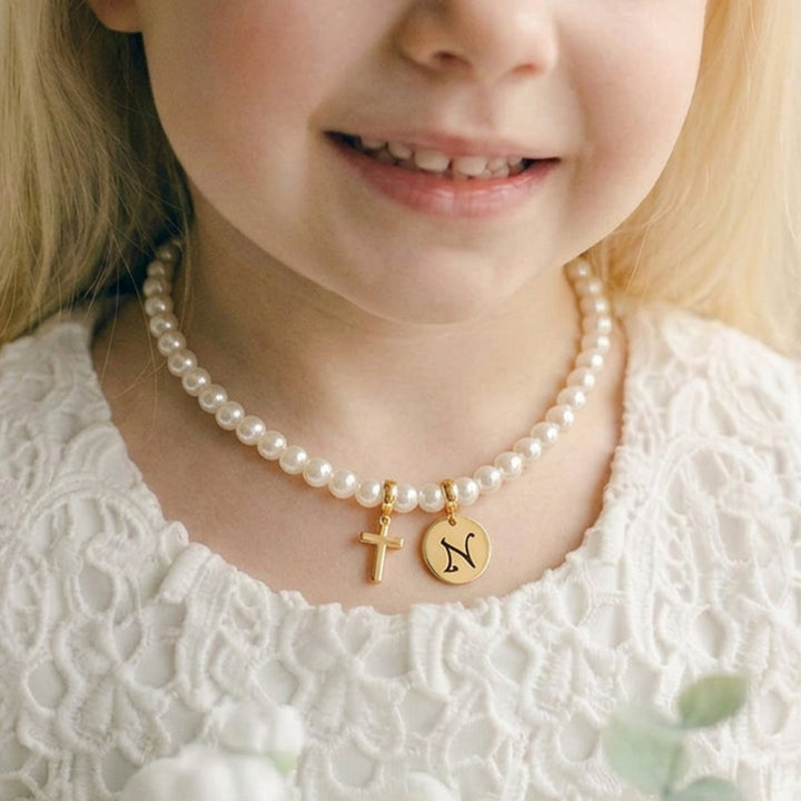 Personalisiertes Kinderkreuz- und Perlenarmband mit Initialen 
