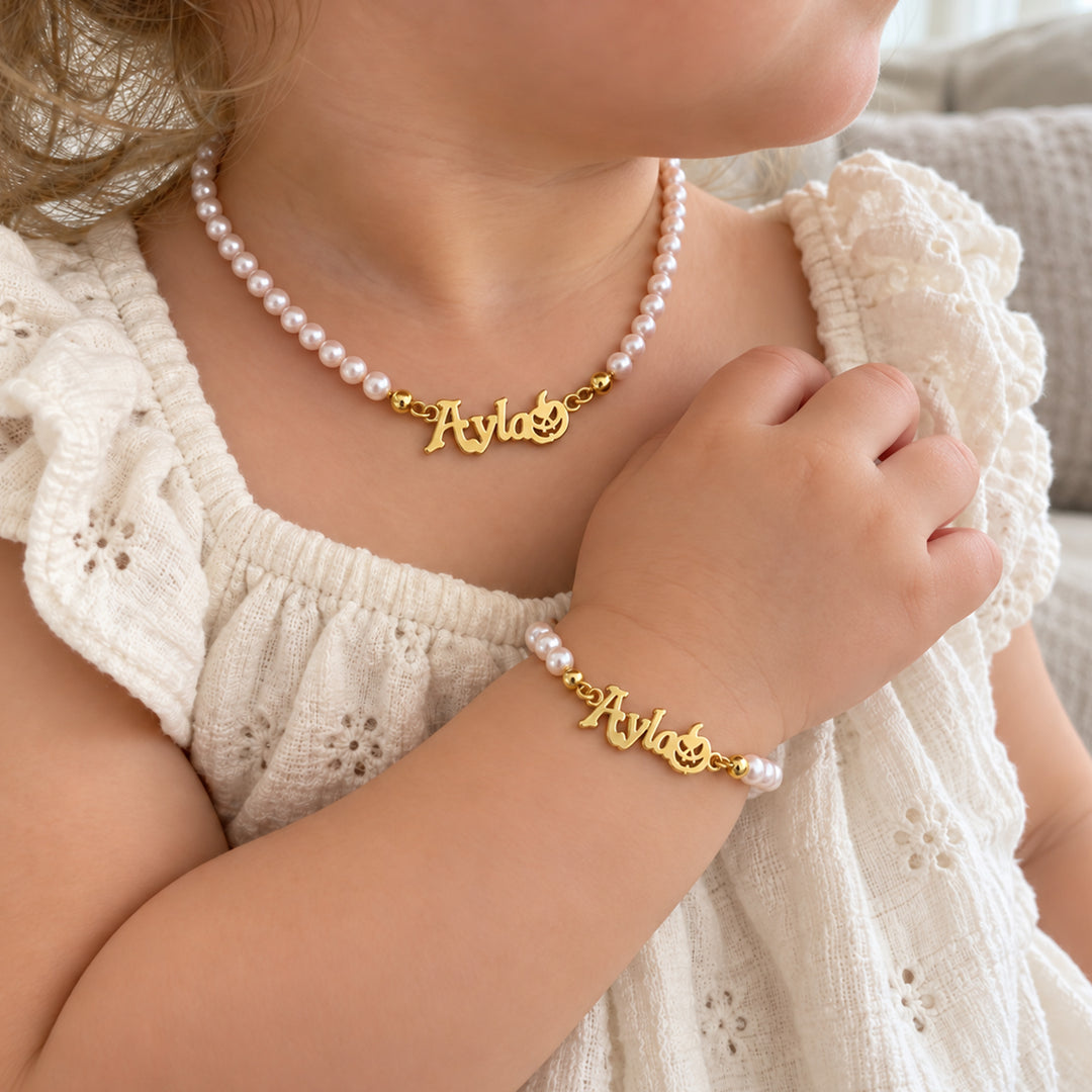 Personalisiertes Kinderkreuz- und Perlenarmband mit Initialen 