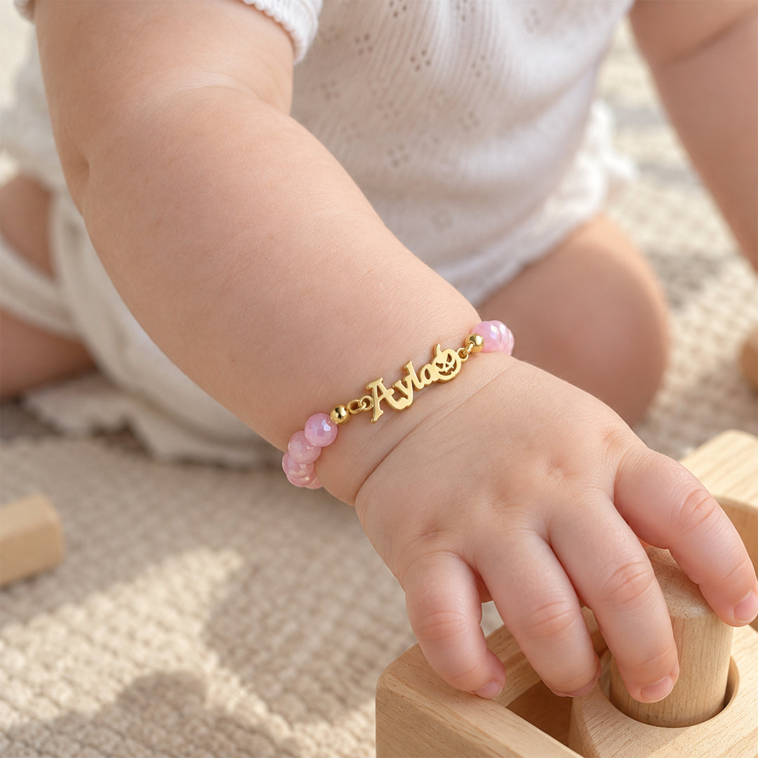 Personalisiertes Kinderkreuz- und Perlenarmband mit Initialen 